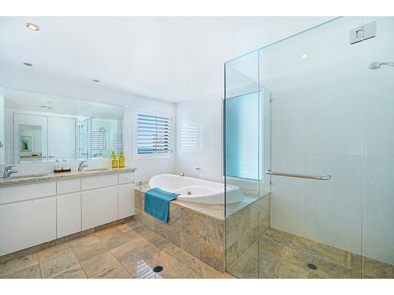 11 Peak Avenue, Main Beach QLD 4217