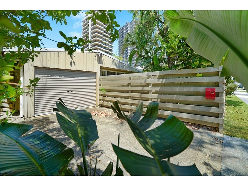 33 Pacific Street, Main Beach QLD 4217