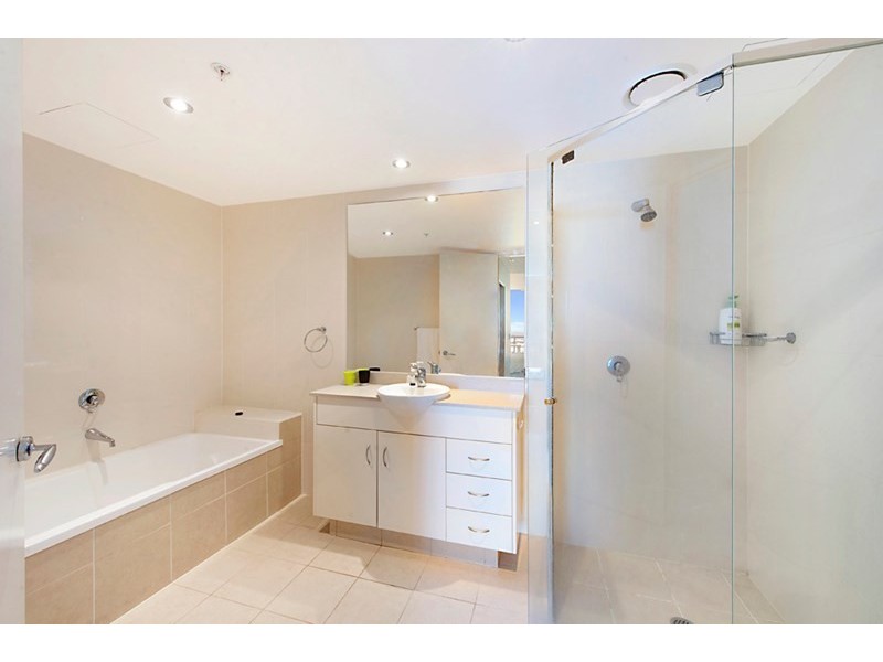 1 Como Crescent, Southport QLD 4215