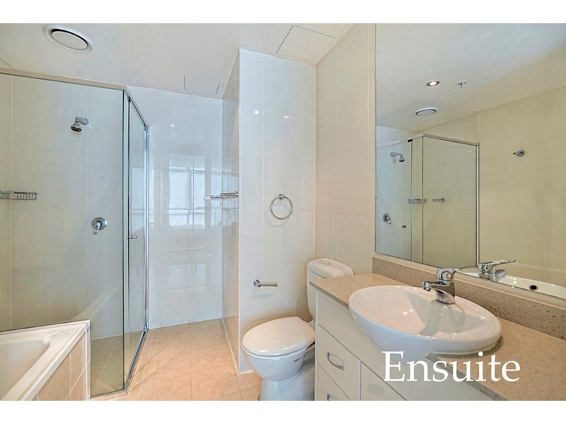 1 Como Crescent, Southport QLD 4215