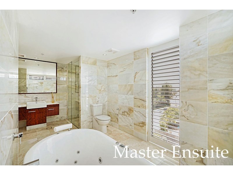 24 Hughes Avenue, Main Beach QLD 4217