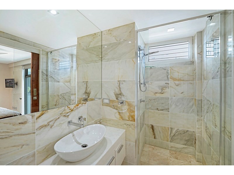 24 Hughes Avenue, Main Beach QLD 4217