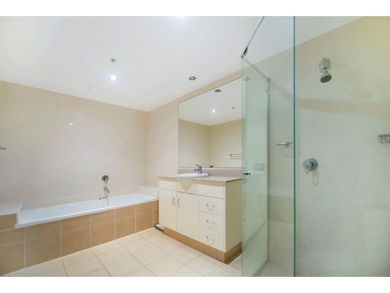 1 Como Crescent, Southport QLD 4215