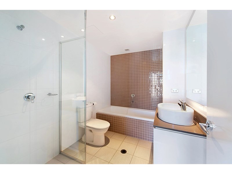 4 Como Crescent, Southport QLD 4215