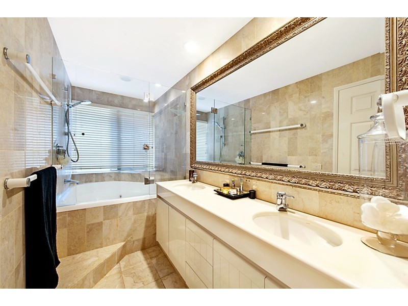 125 Santa Cruz Boulevard, Clear Island Waters QLD 4226