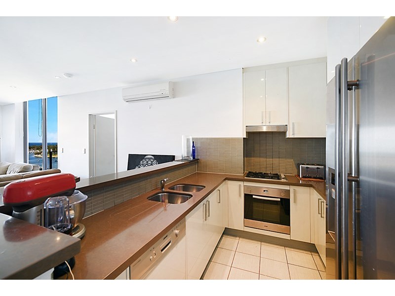 4 Como Crescent, Southport QLD 4215