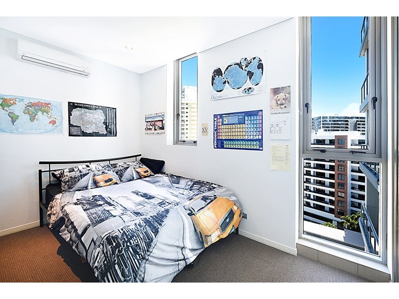 4 Como Crescent, Southport QLD 4215