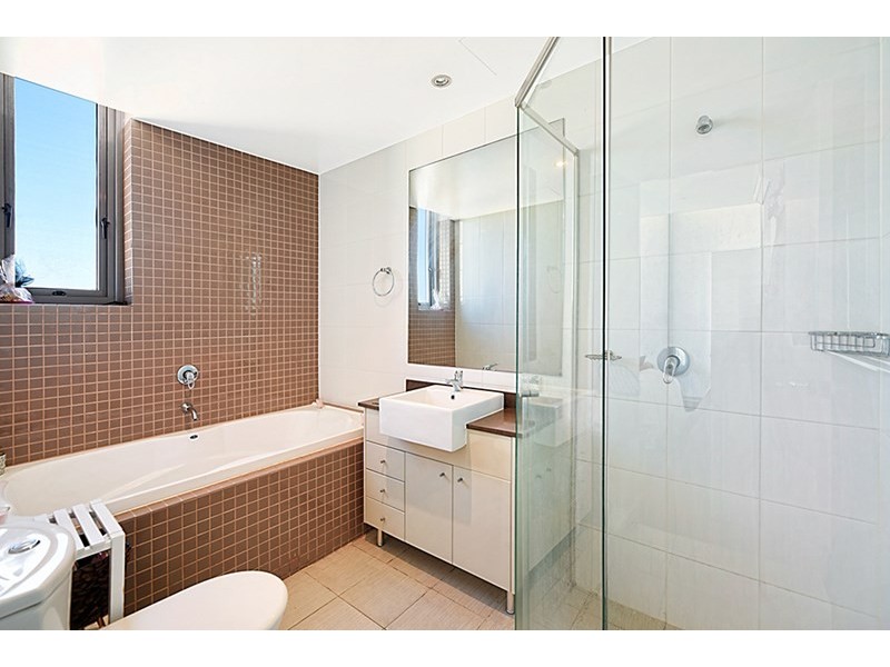 4 Como Crescent, Southport QLD 4215