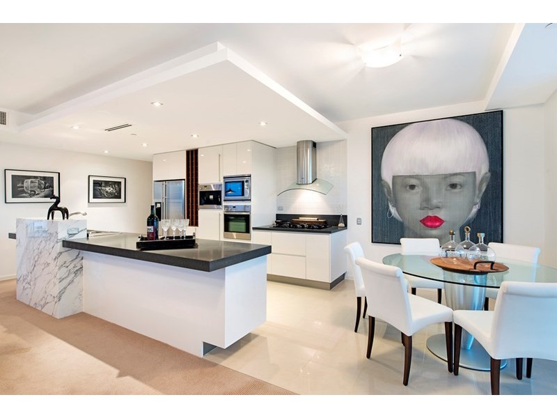 11 Peak Avenue, Main Beach QLD 4217