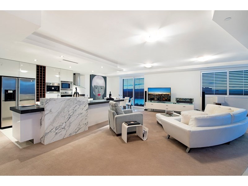 11 Peak Avenue, Main Beach QLD 4217