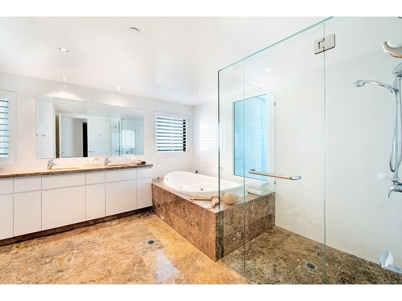 11 Peak Avenue, Main Beach QLD 4217