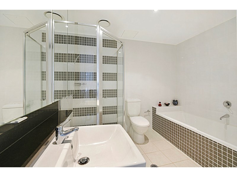 1013/3 Como Crescent, Southport QLD 4215