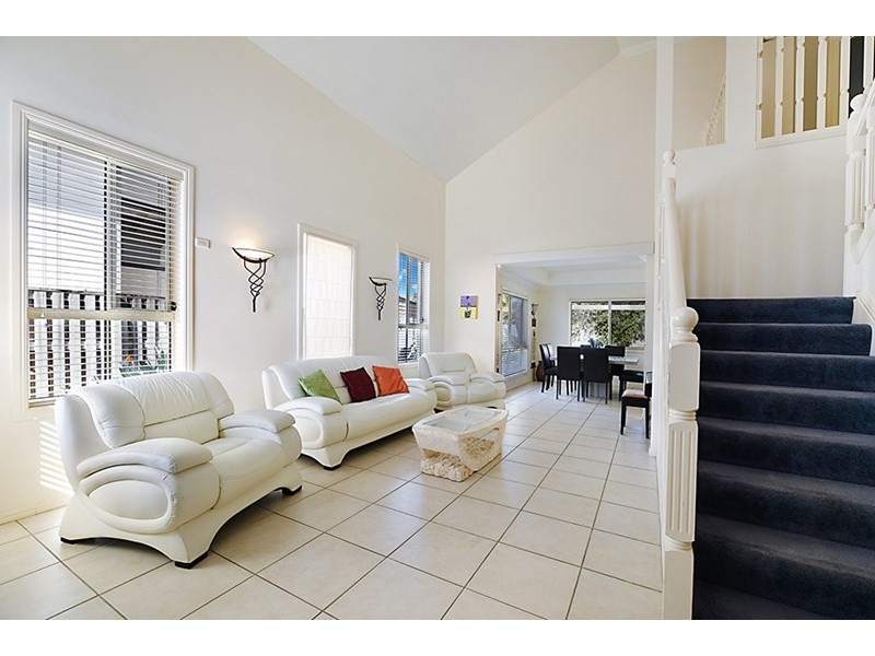 4 Magenta Drive, Varsity Lakes QLD 4227