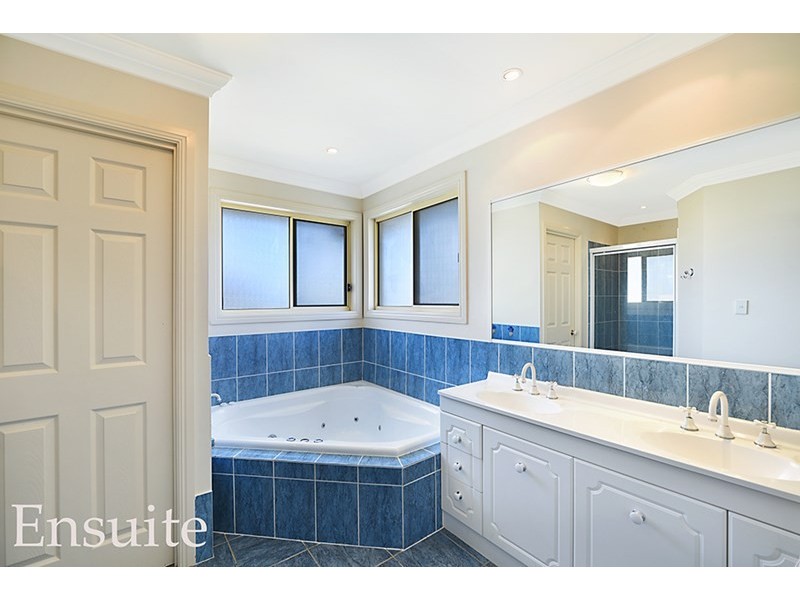 4 Magenta Drive, Varsity Lakes QLD 4227