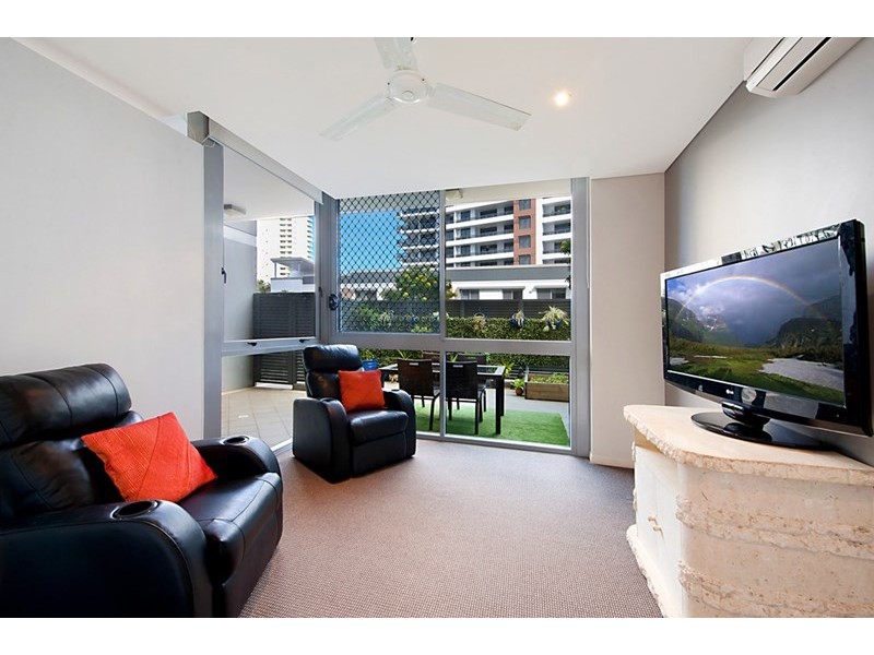 4 Como Crescent, Southport QLD 4215