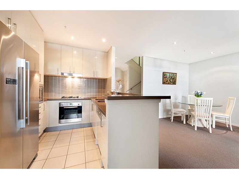 4 Como Crescent, Southport QLD 4215