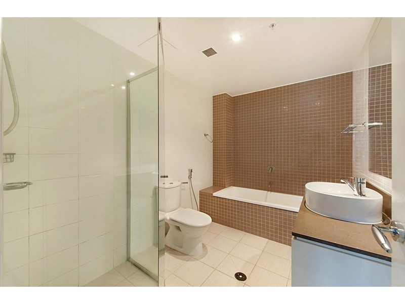 4 Como Crescent, Southport QLD 4215