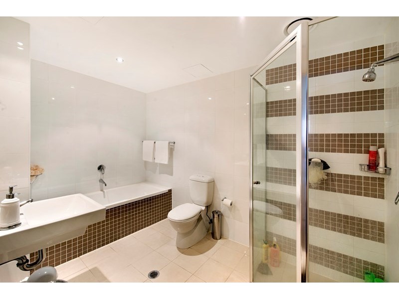 3 Como Crescent, Southport QLD 4215