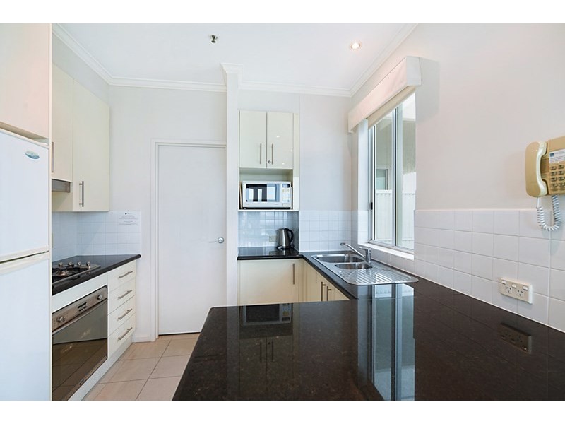 5 Woodroffe Avenue, Main Beach QLD 4217