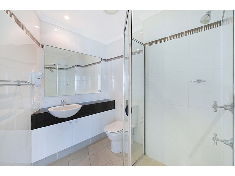 5 Woodroffe Avenue, Main Beach QLD 4217