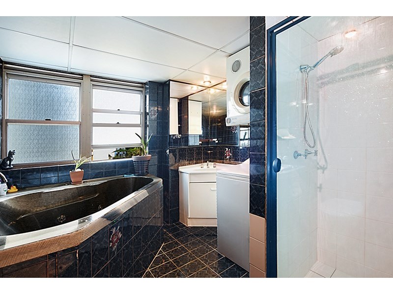 17/15 Pacific Street, Main Beach QLD 4217