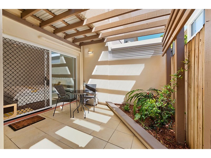 2/55 Cronin Avenue, Main Beach QLD 4217