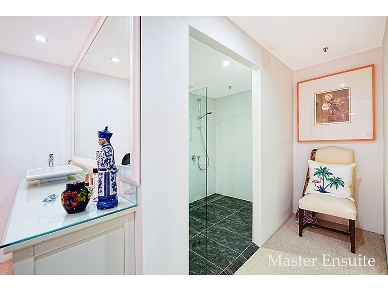 14 Macarthur Parade, Main Beach QLD 4217