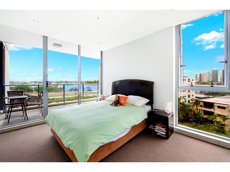 4 Como Crescent, Southport QLD 4215