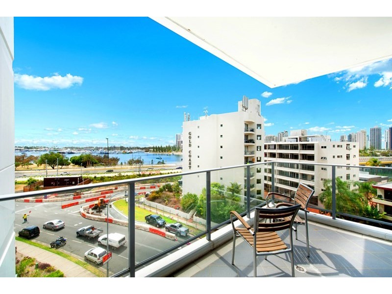 4 Como Crescent, Southport QLD 4215