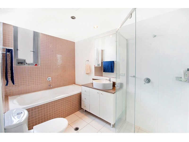 4 Como Crescent, Southport QLD 4215