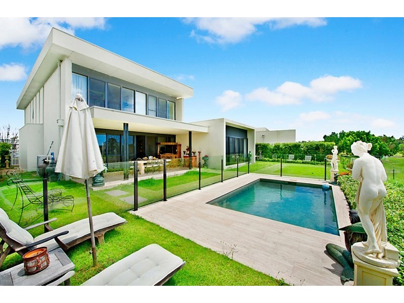 4 The Dress Circle, Benowa QLD 4217