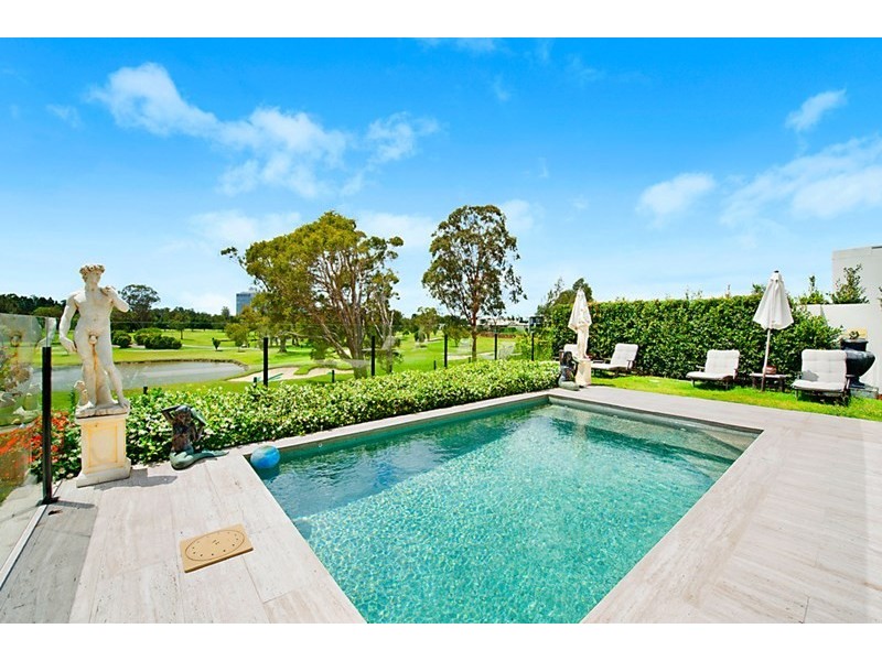 4 The Dress Circle, Benowa QLD 4217