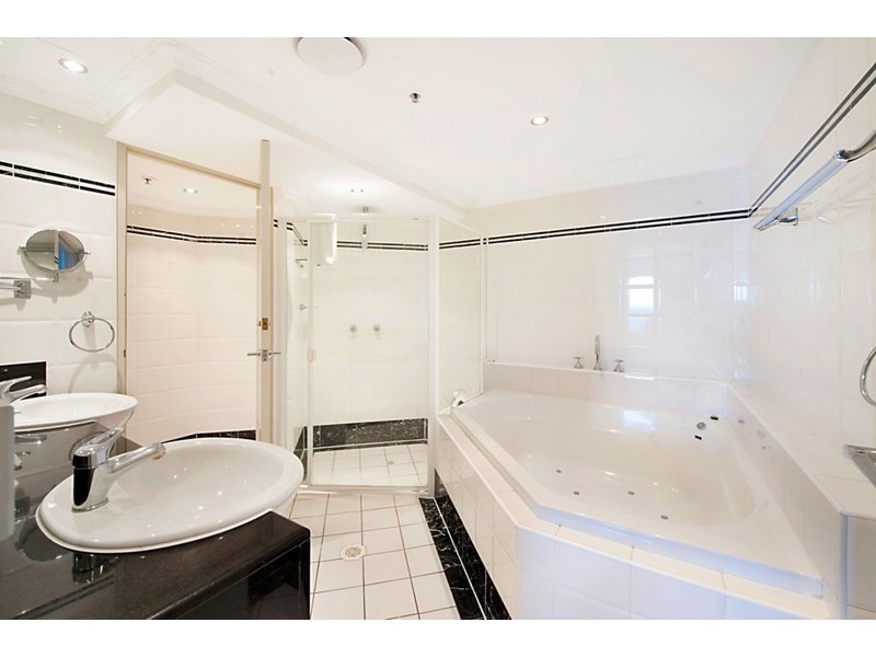 1 Hughes Avenue, Main Beach QLD 4217