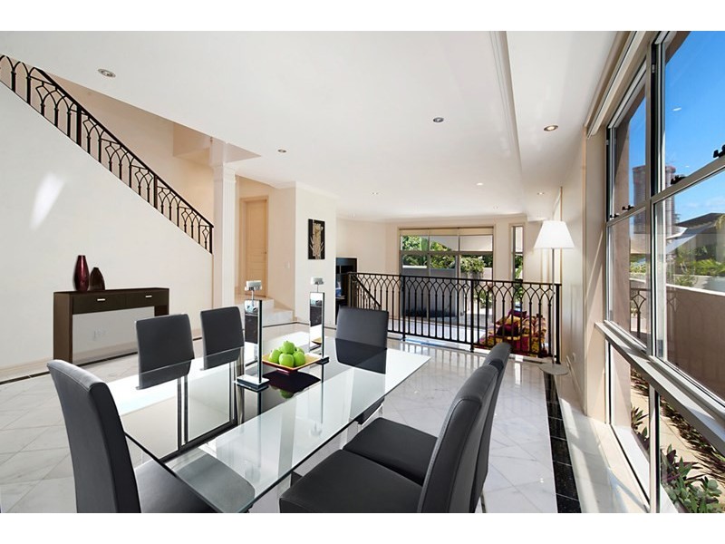 2/42 Tedder Avenue, Main Beach QLD 4217