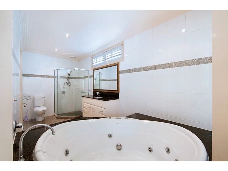 2/42 Tedder Avenue, Main Beach QLD 4217