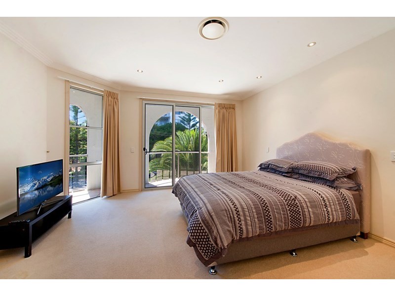 2/42 Tedder Avenue, Main Beach QLD 4217