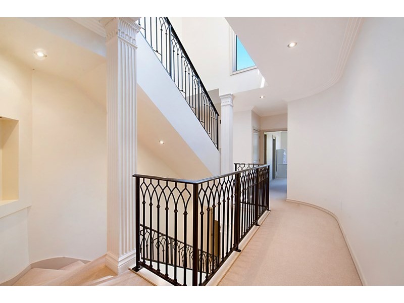 2/42 Tedder Avenue, Main Beach QLD 4217