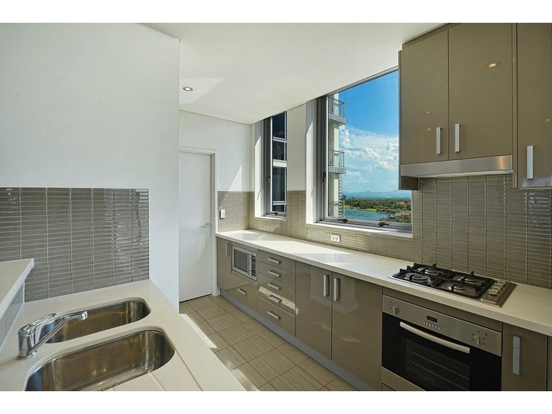 4 Como Crescent, Southport QLD 4215
