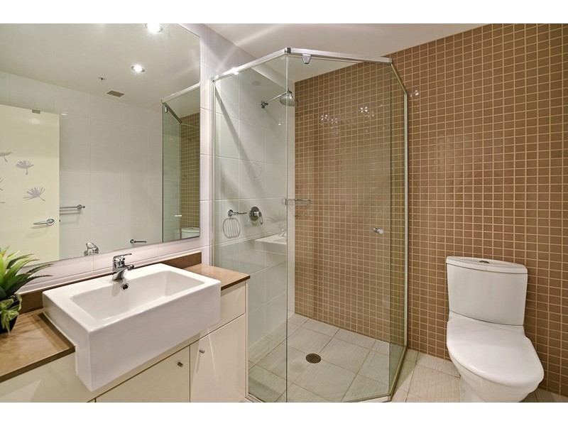 4 Como Cresent, Southport QLD 4215