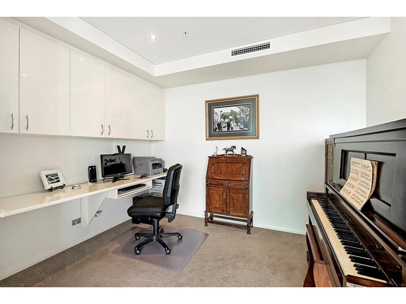 1 Como Crescent, Southport QLD 4215
