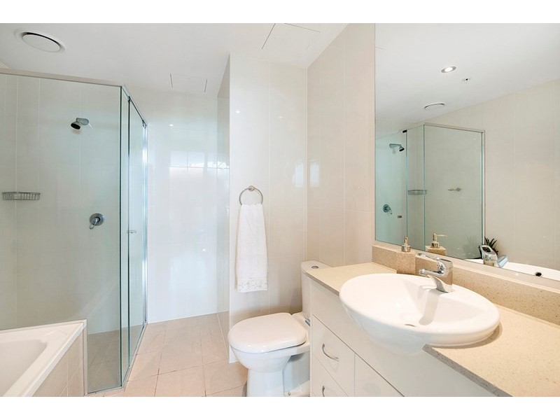 1 Como Crescent, Southport QLD 4215