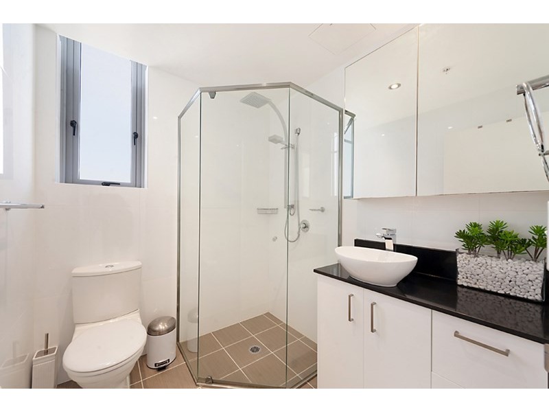 4 Como Crescent, Southport QLD 4215