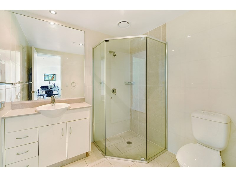 1 Como Crescent, Southport QLD 4215