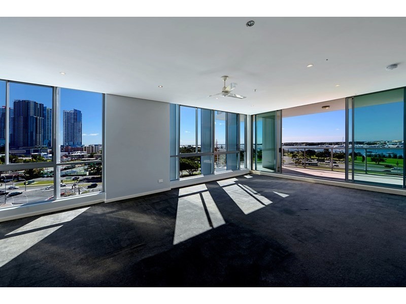 1 Como Crescent, Southport QLD 4215