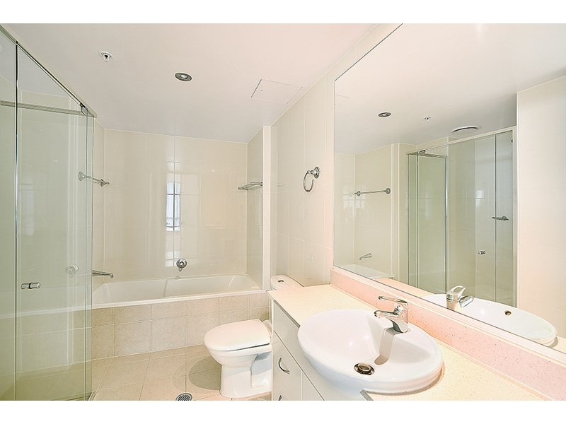 1 Como Crescent, Southport QLD 4215