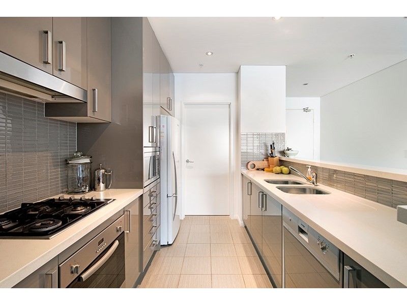 4 Como Crescent, Southport QLD 4215