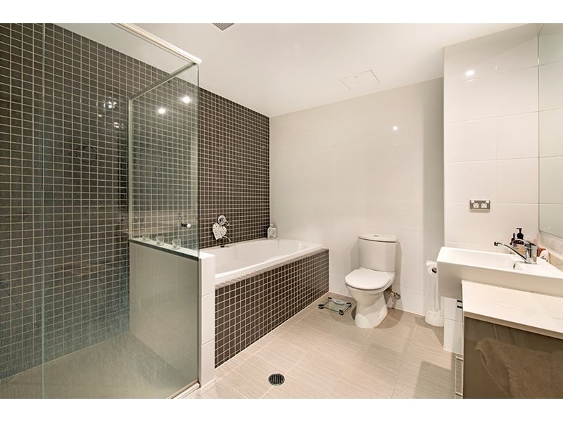 4 Como Crescent, Southport QLD 4215