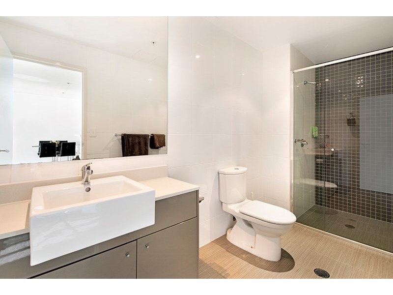 4 Como Crescent, Southport QLD 4215