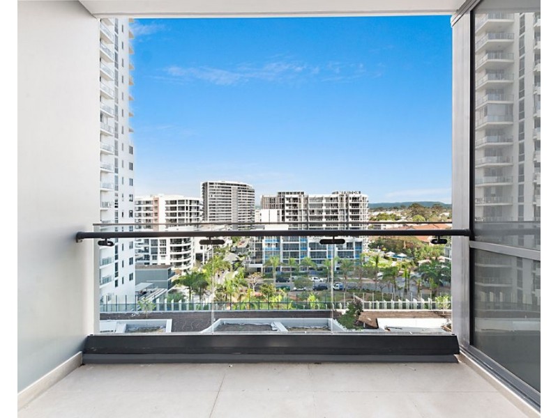 2 Como Crescent, Southport QLD 4215