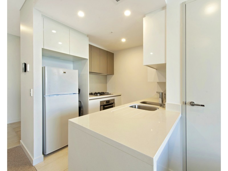 2 Como Crescent, Southport QLD 4215